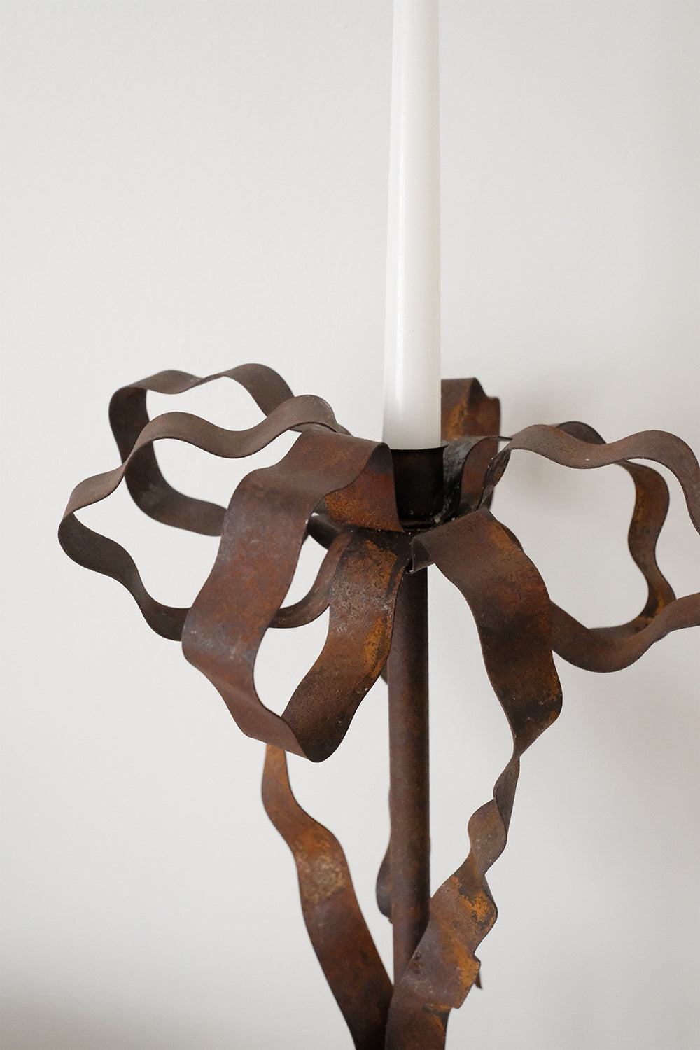 metal bow candlestick