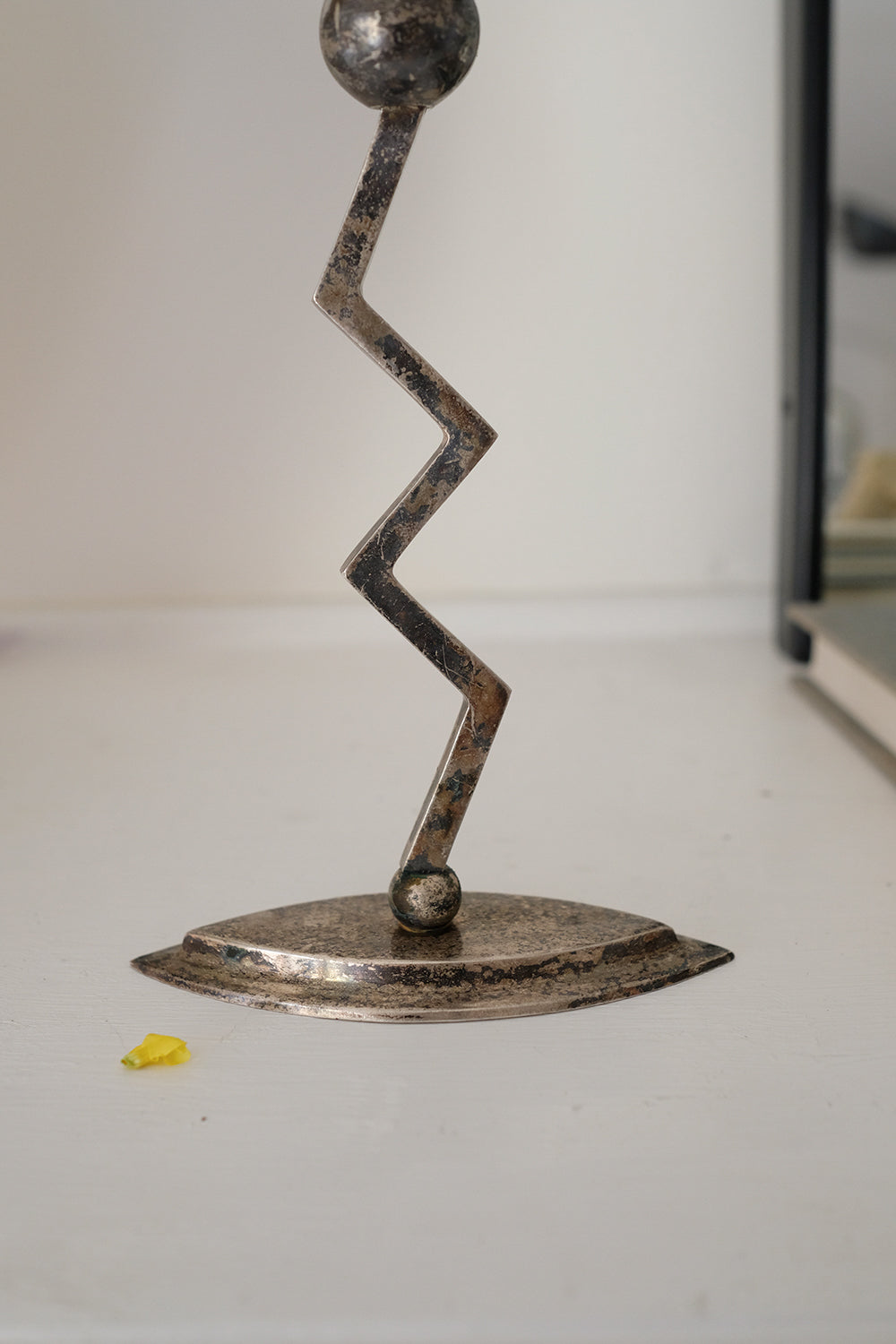 postmodern zigzag candlestick